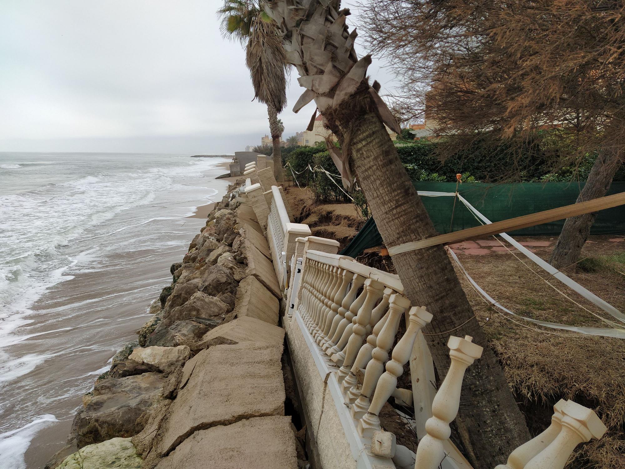 El temporal arrasa la playa de Tavernes