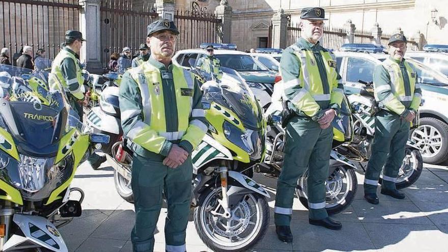 Los agenes de la Guardia Civil forman con las nuevas motos de Tráfico y los coches todo camino de la Comandancia.