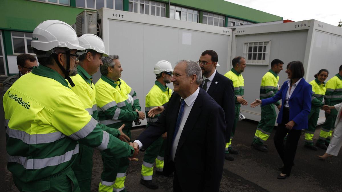 El ministro de Industria Jordi Hereu y el presidente Barbón, en una visita a Fertiberia en 2024.