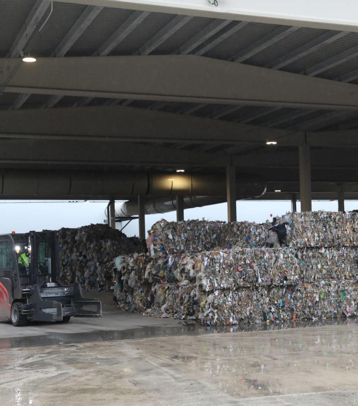 Fardos de CSR en las instalaciones de Cogersa.