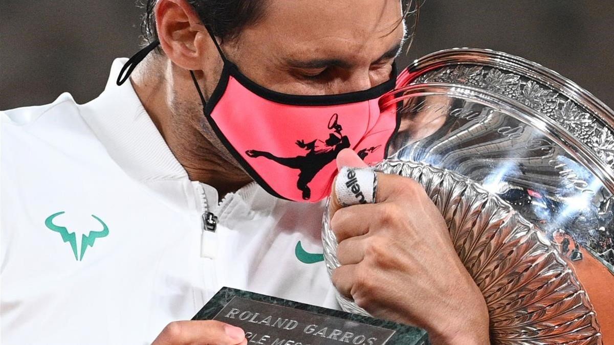 Nadal se abraza al trofeo tras batir a Djokovic en la final.