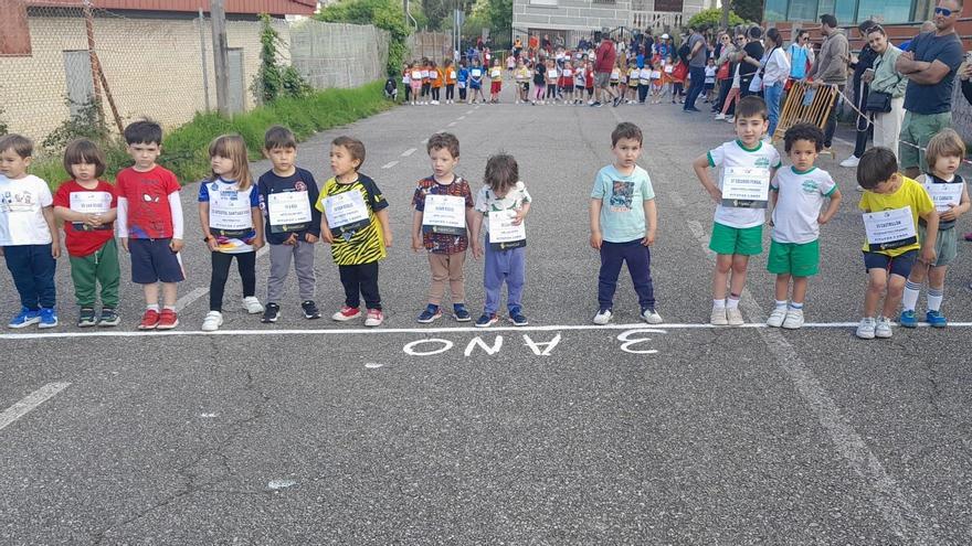Un grupo de pequeños escolares situándose en la línea de salida del cross de San Roque.