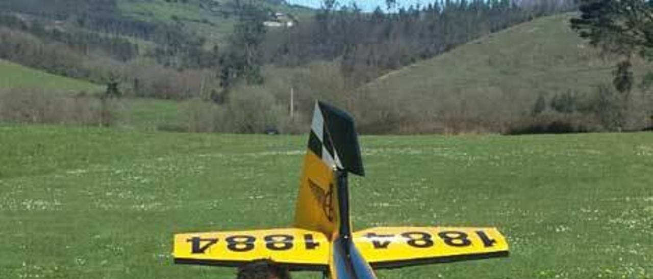 Borja García, con un avión de aeromodelismo.