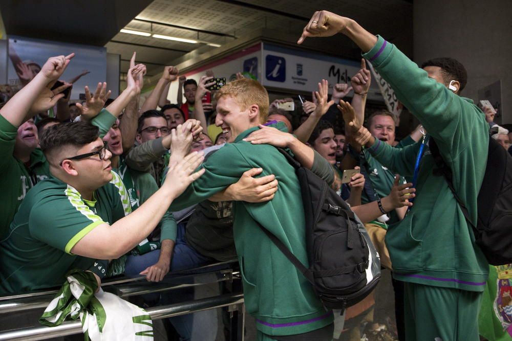 AFICIONADOS RECIBEN AL UNICAJA EN EL AEROPUERTO ...