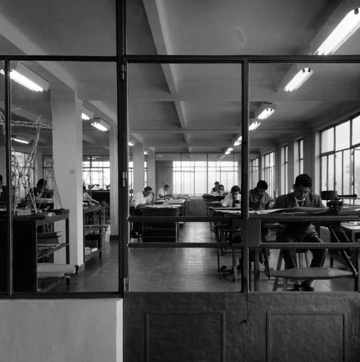 Sala de delineación de Tamese en La Misericordia. Foto Arenas, diciembre de 1957.