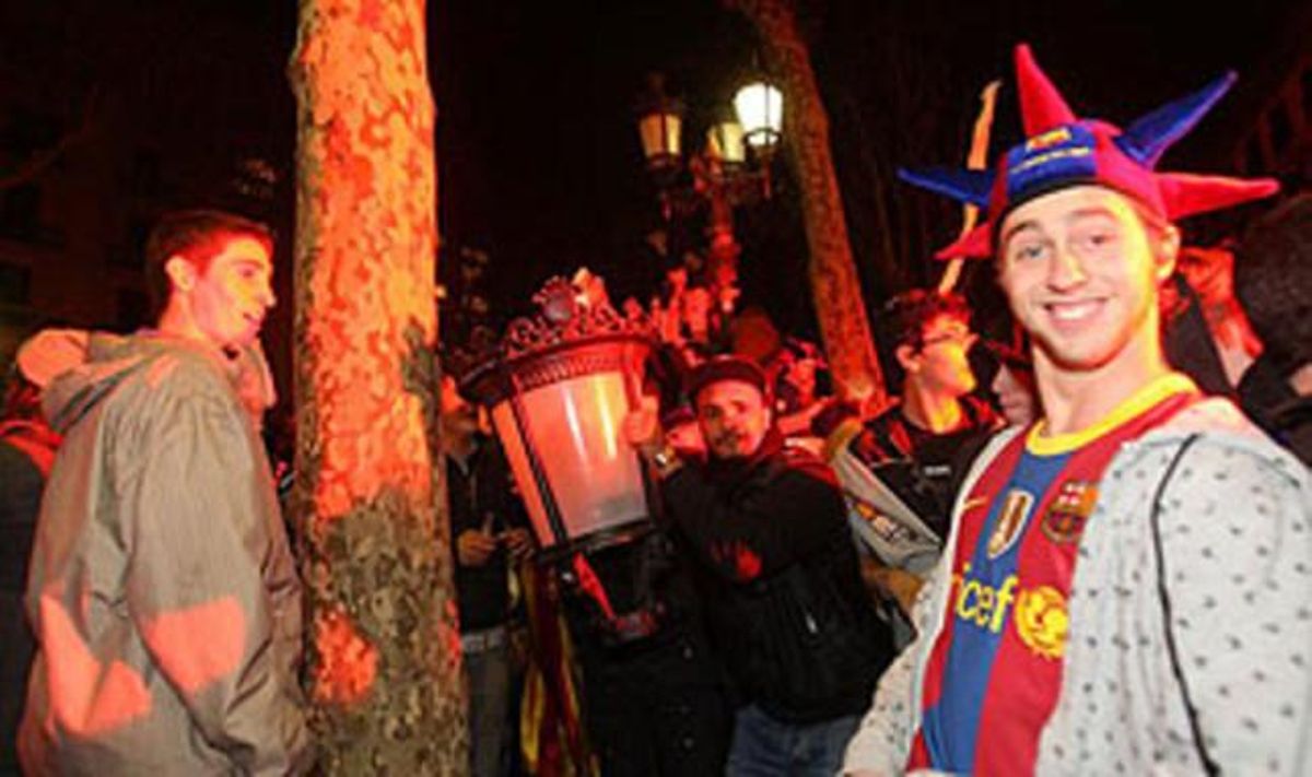 Algunes persones incíviques han trencat un dels fanals de la font de Canaletes. Algunes persones incíviques han trencat un dels fanals de la font de Canaletes.
