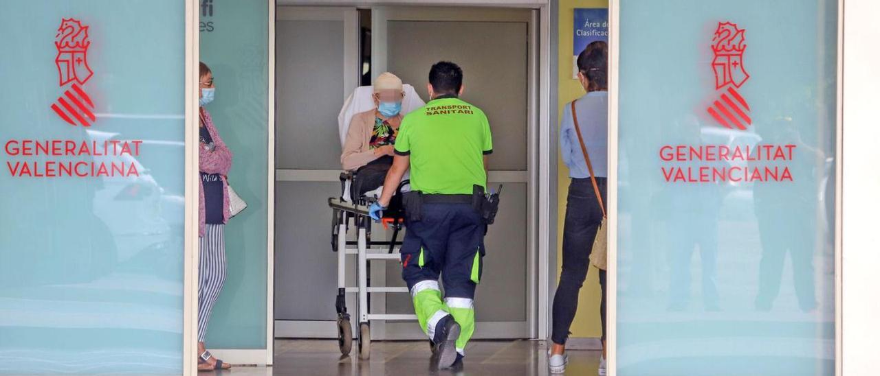 Imagen de la puerta de Urgencias del Hospital Universitario de Torrevieja.  | TONY SEVILLA