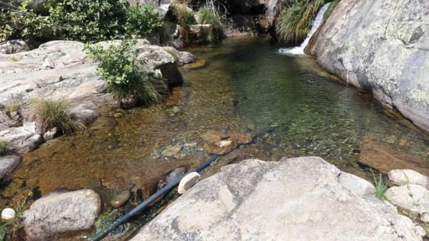 Garganta de los Papúos con la toma de agua a la vista.