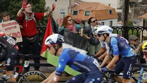FOTODELDIA POIO (PONTEVEDRA), 09/09/2025.- Los ciclista del equipo Israel Premier Tech pasan ante las protestas propalestina durante la etapa 16 de la Vuelta Ciclista a España que se disputa este martes entre Poio y Mos-Castro de Herville (Pontevedra), de 167.9 km de recorrido. EFE/ Lavandeira Jr