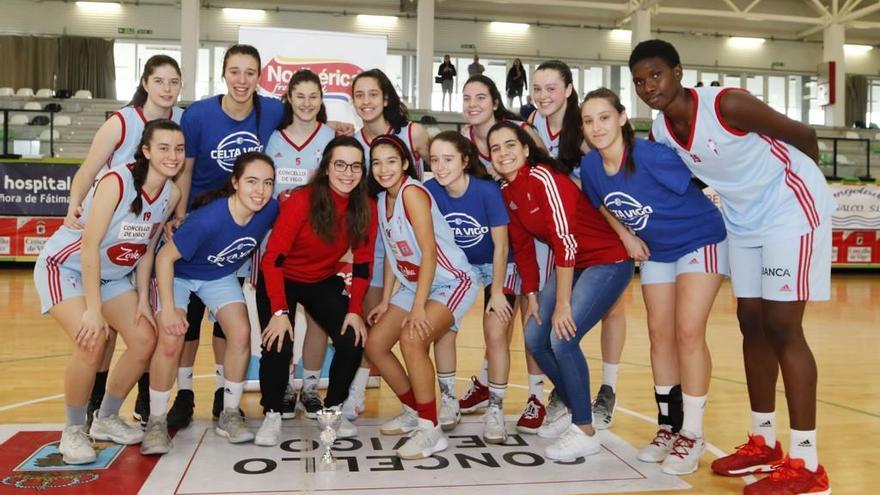 Las jugadores del Celta Zorka junior, tras la conclusión del partido ante Valencia. // Alba Villar