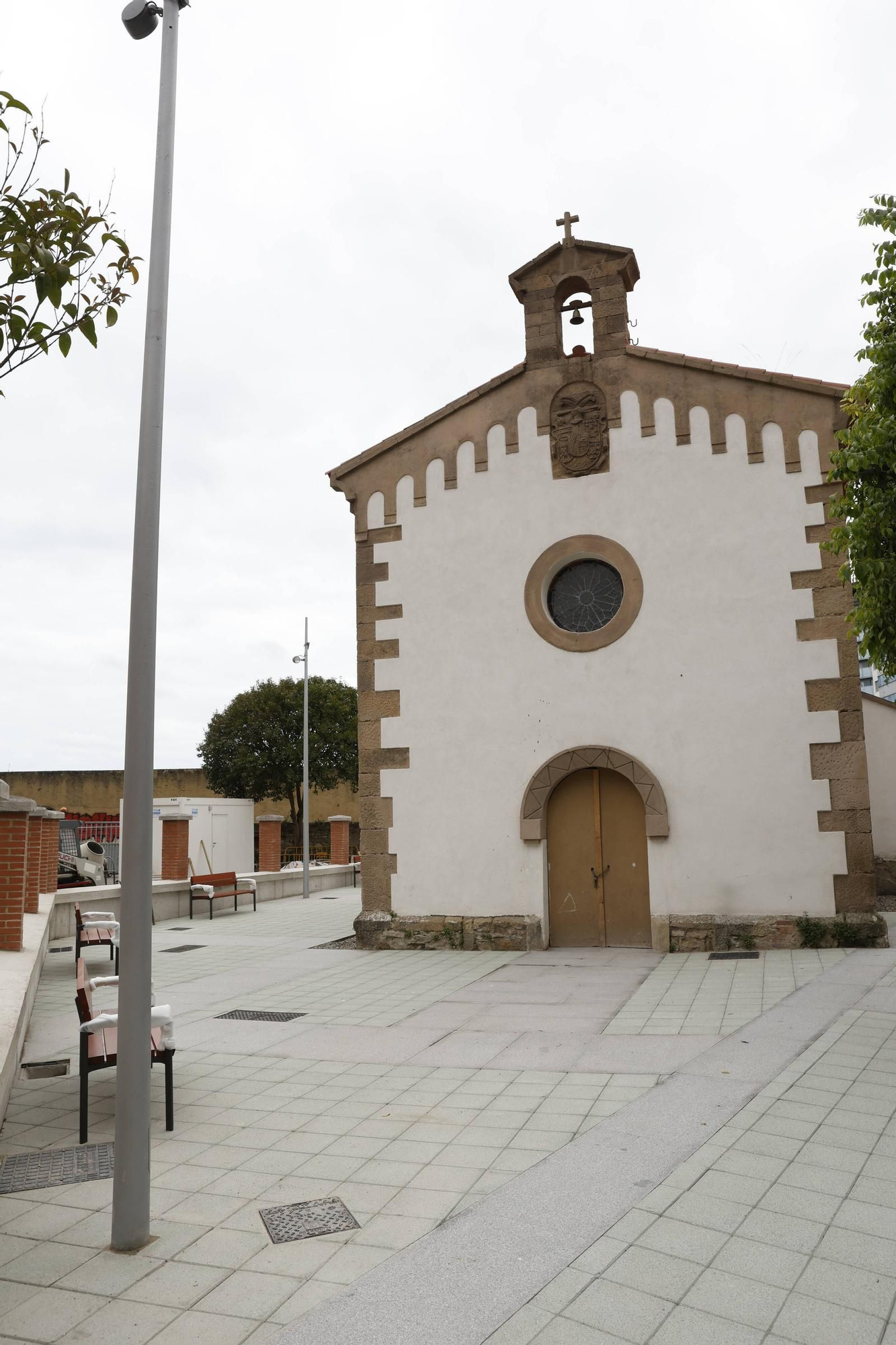 Así ha quedado la urbanización del entorno de la capilla de San Esteban del Mar de Gijón (en imágenes)