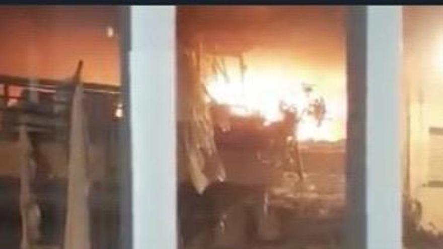 Fuego en la vivienda provocado por la explosión de gas.