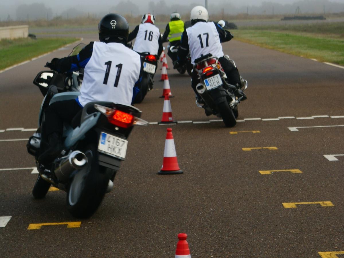 Participantes del curso durante un ejercicio de destreza entre conos.