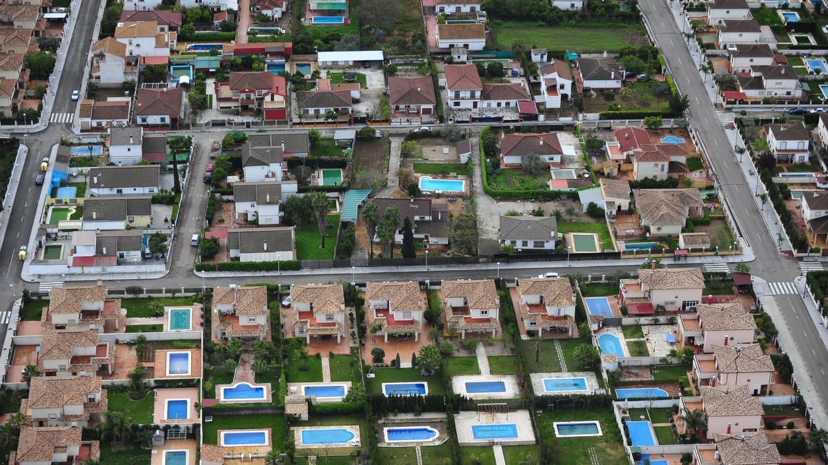 Piscinas en viviendas de Córdoba, en una imagen aérea de archivo.