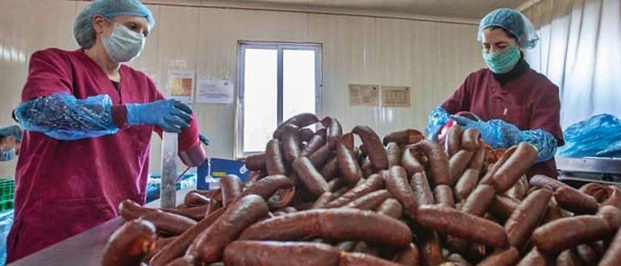 Trabajadoras en una empresa chacinera de Noreña. | R. A. I.