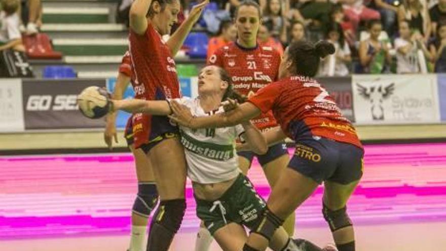 La primera línea del Elche Mustang María Flores es frenada por tres defensoras.