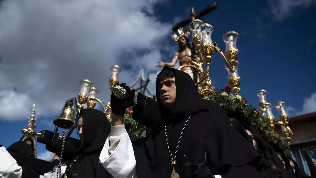 El cielo se reconcilia con las cofradías de Cáceres y deja salir a la Victoria y las Batallas