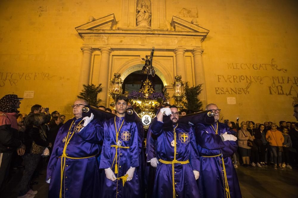 El Nazareno lució una nueva canastilla revestida de pan de oro y la parihuela de su trono original recién estrenada