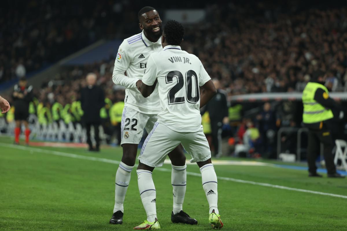 MADRID, 02/02/2023.- Los jugadores del Real Madrid, Vinícius Júnior (de espaldas) y Antonio Rüdiger (detrás) celebran el gol de su equipo durante el partido de la jornada 17 de LaLiga que Real Madrid y Valencia CF disputan este jueves en el estadio Santiago Bernabéu. EFE/ Kiko Huesca