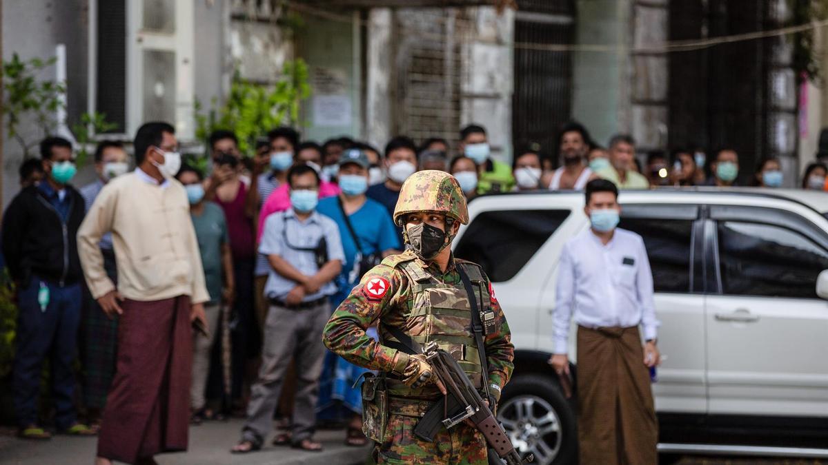 Un militar patrulla una calle de Rangún, Birmania.