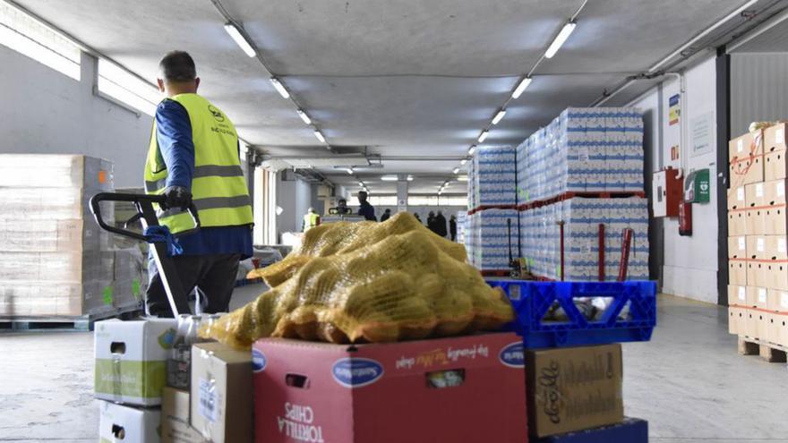 Alimentos básicos en una entidad humanitaria.