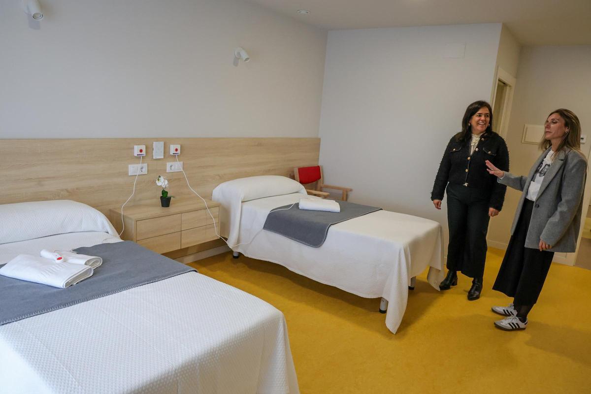 La alcaldesa y la concejala en una de las habitaciones