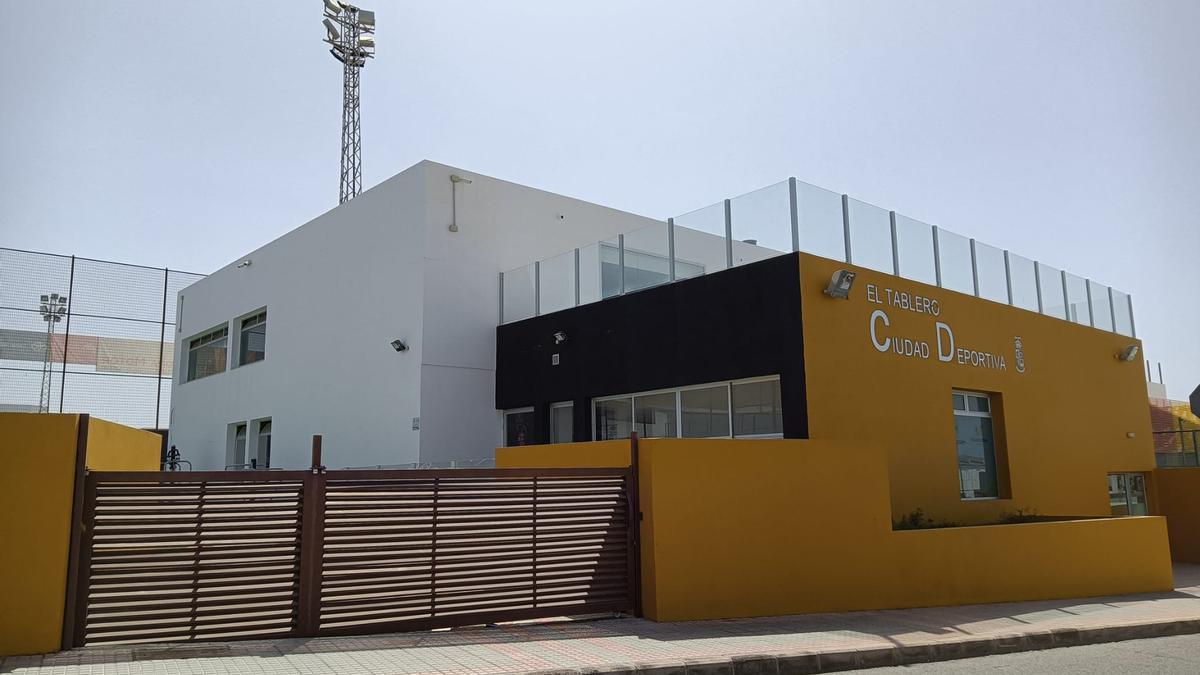 Dos plantas del edificio blanco, ubicado en la Ciudad Deportiva de El Tablero, serán el centro de control de emergencias.