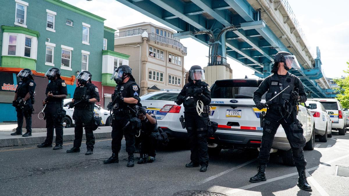 Un grupo de policías durante un operativo desplegado durante las protestas celebradas en Filadelfia por la muerte de George Floyd.