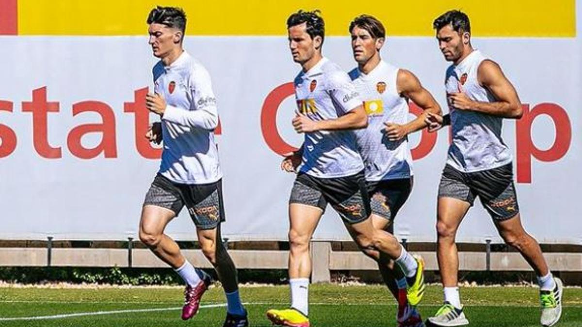 Los jugadores del Valencia CF, durante un entrenamiento