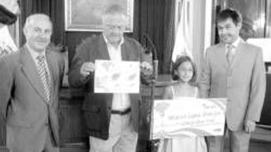 El alcalde entrega los premios del concurso de dibujos sobre el agua