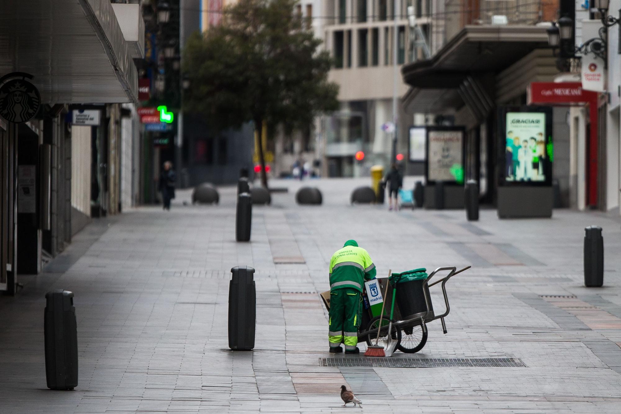 Un barrendero limpia las calles de Madrid.