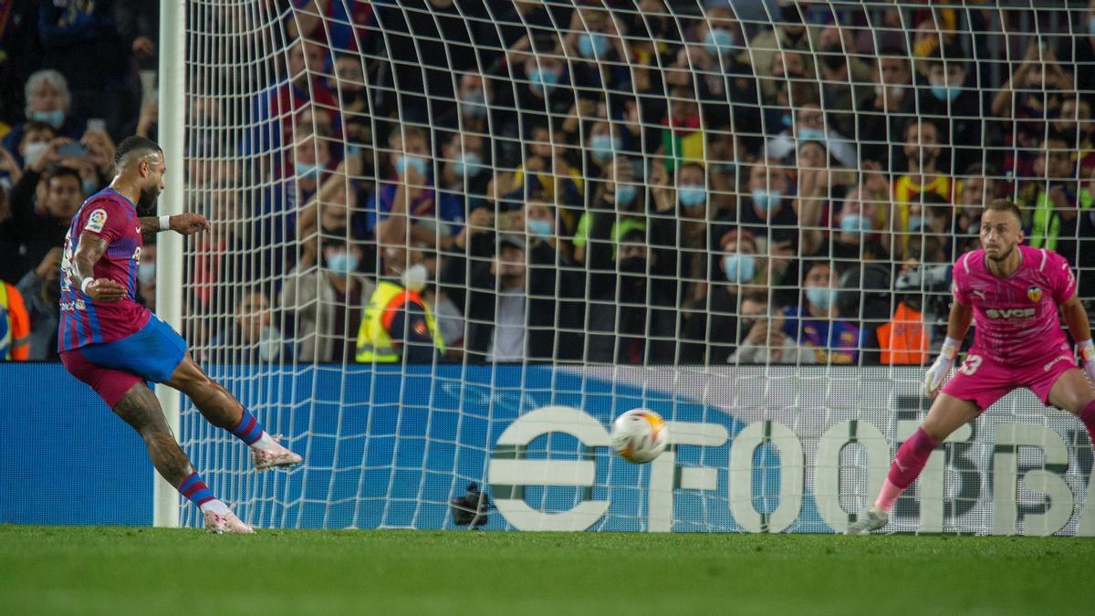 Memphis fusila de penalti a Cillessen.