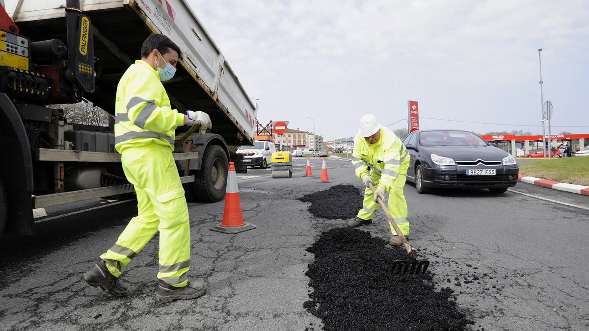 Operarios realizan mejoras en un vial de las comarcas. // Bernabé/Javier Lalín