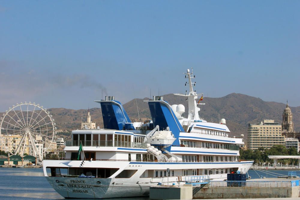 El 'Prince Abdulaziz' atraca en el Puerto de Málaga.