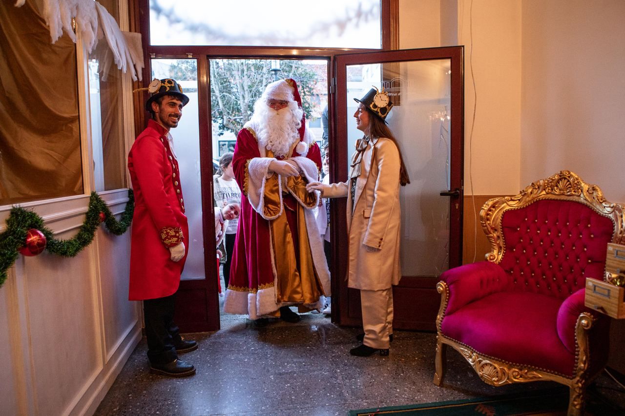Dos comparsas ponen casa a Papá Noel en Gondomar