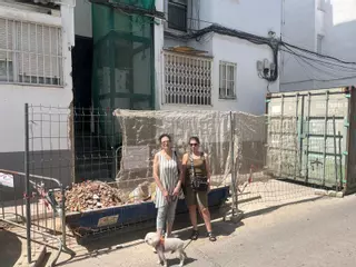 Vecinos de Cáceres, aislados por las obras de un ascensor: «Mi padre se ha roto la cadera y no puede salir»