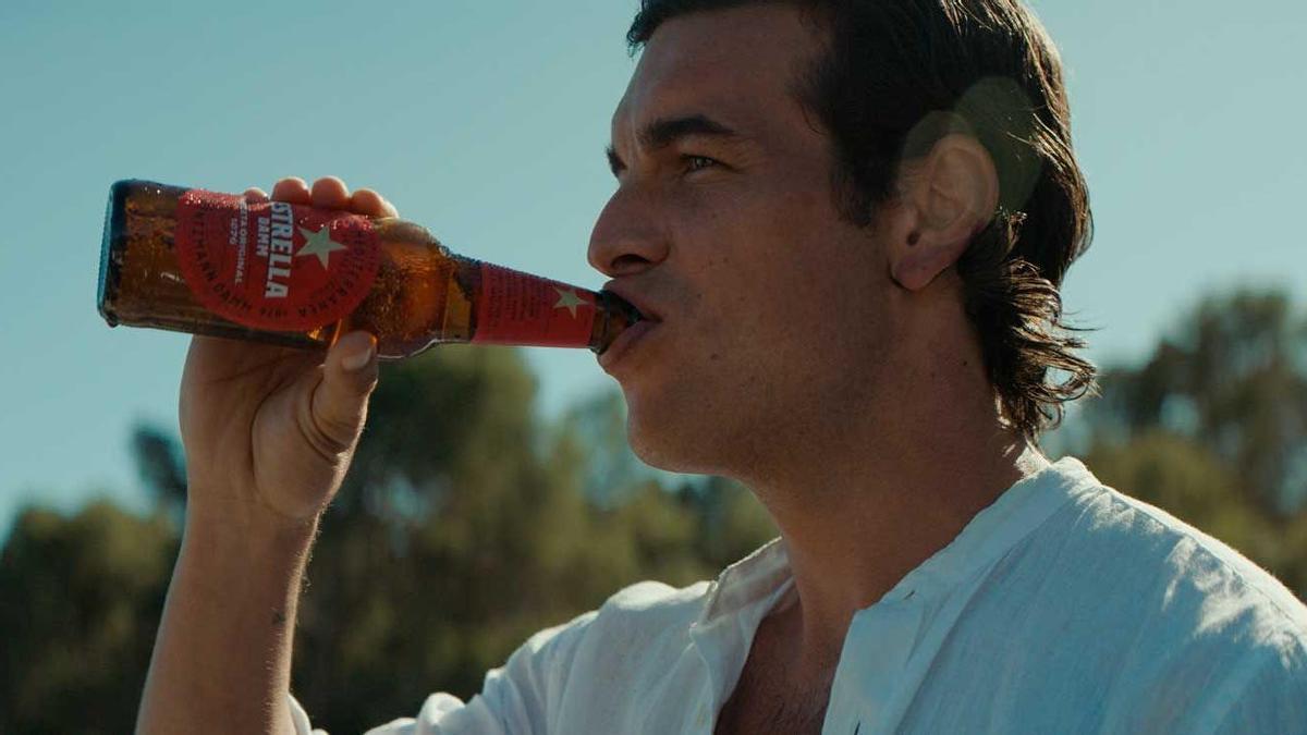 Mario Casas protagoniza &#039;Amor a primera vista&#039;, la nueva campaña de Estrella Damm.