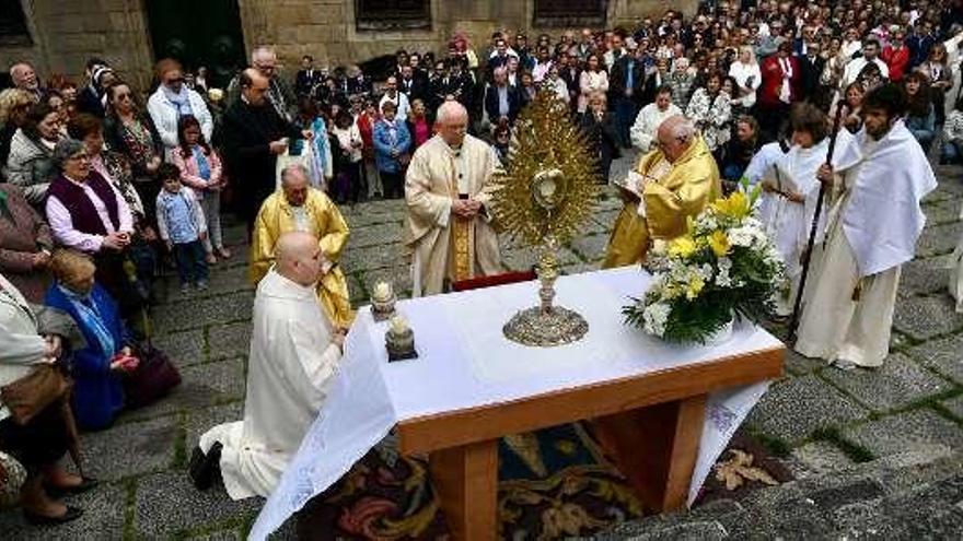 El arzobispo de Santiago oficia la misa frente a la Colegiata.