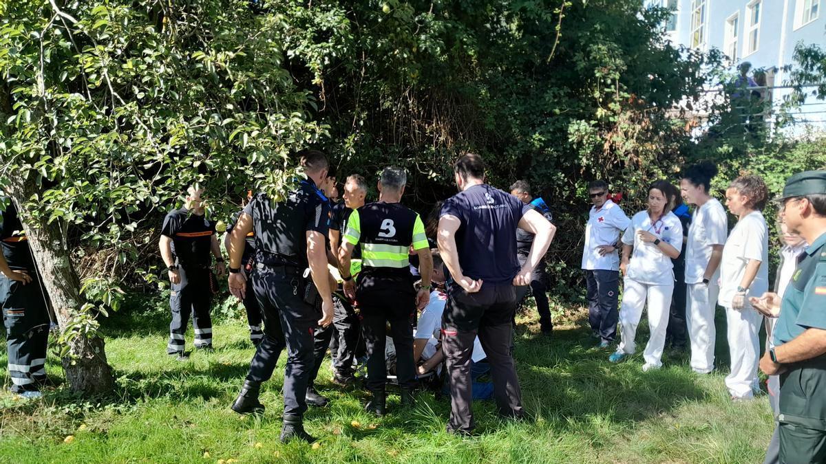 Localizan al hombre de 80 años al que buscaban desde ayer en Laviana en un matorral cercano al centro gerontológico en el que reside