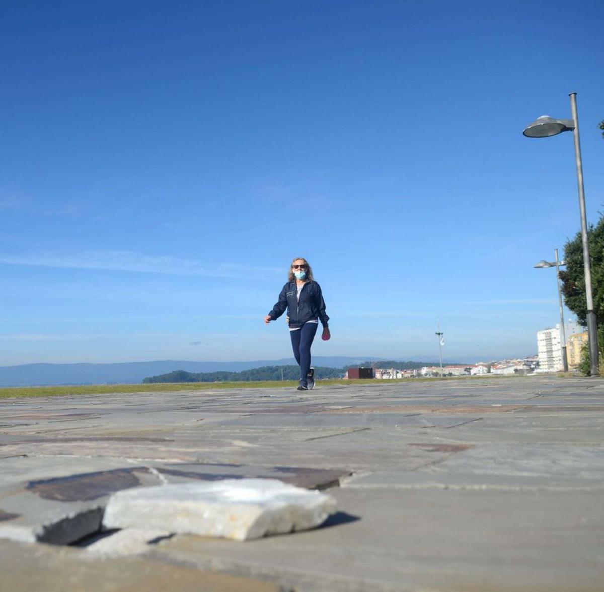 El paseo marítimo de Vilagarcía es una de las zonas más transitadas de la ciudad. | // NOÉ PARGA