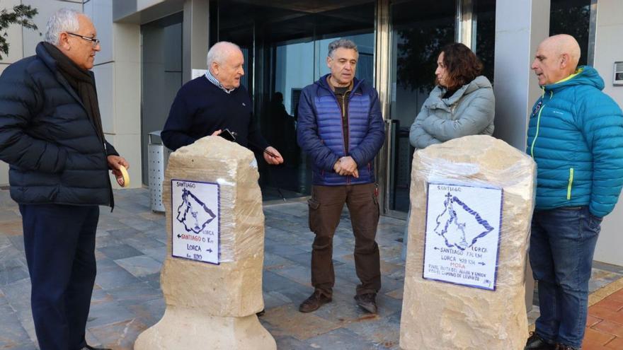 Dos monolitos de 400 kilos completan la señalización del Camino de Santiago de Lorca