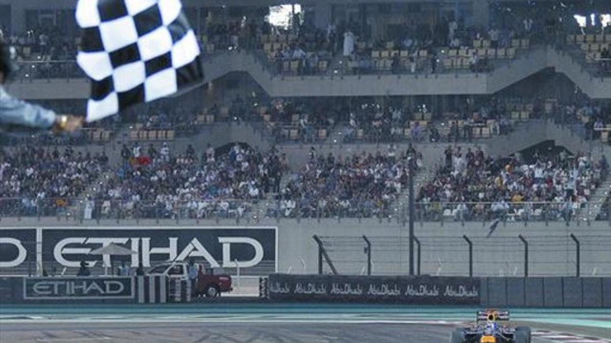 Sebastian Vettel recibe el banderazo de llegada en el circuito Yas Marina de Abu Dabi, ayer.