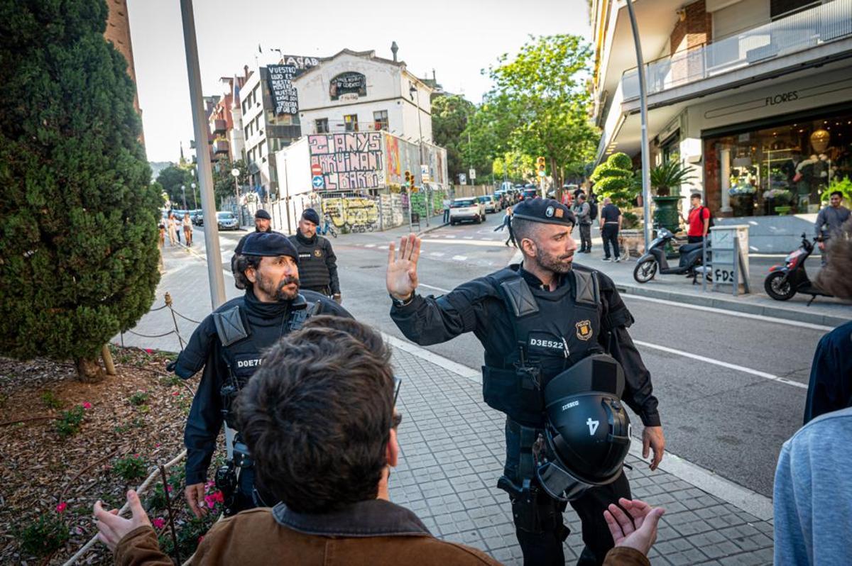 Despliegue policial por las manifestaciones para el desalojo de los centros okupados El Kubo y La Ruïna