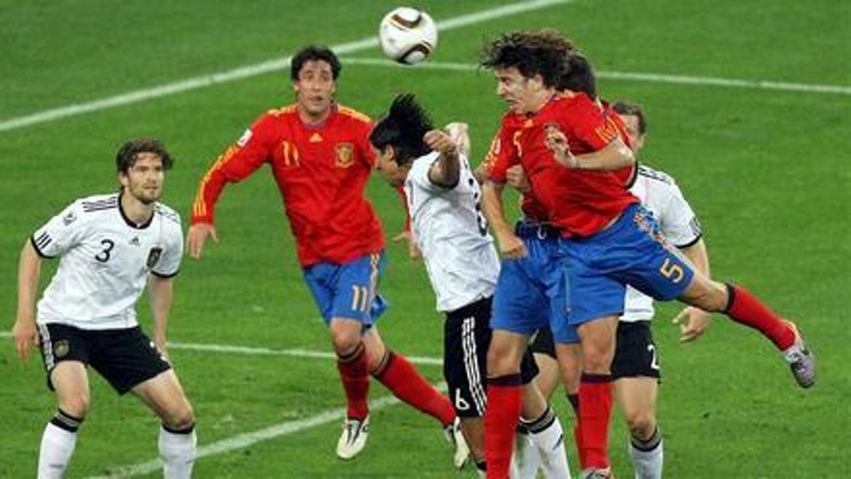 Puyol voló más que nadie para marcar el gol ante Alemania.