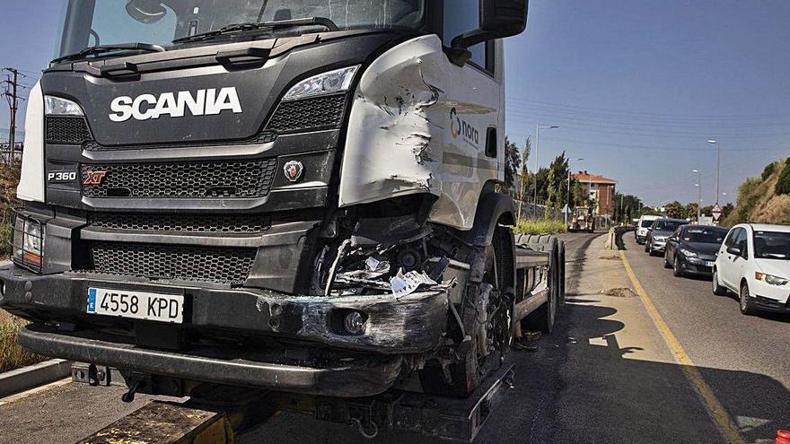 Una grua carrega el camió implicat en l&#039;accident de trànsit mortal de Blanes