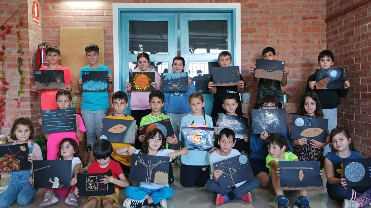 Els nens i les nenes de l’escola Joan de Palà ensenyen algunes de les il·lustracions que van fer per al projecte col·lectiu