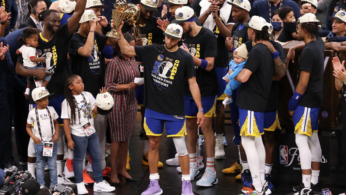 La plantilla de Golden State Warriors celebra su cuarto anillo.