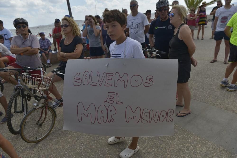 Protesta ante un Mar Menor que amanece cubierto de espuma