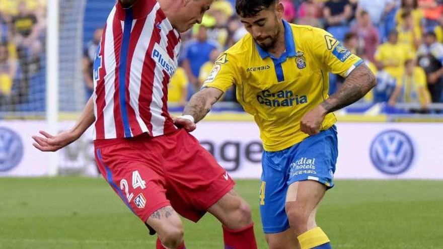 Giménez trata de frenar a Tana, de Las Palmas.