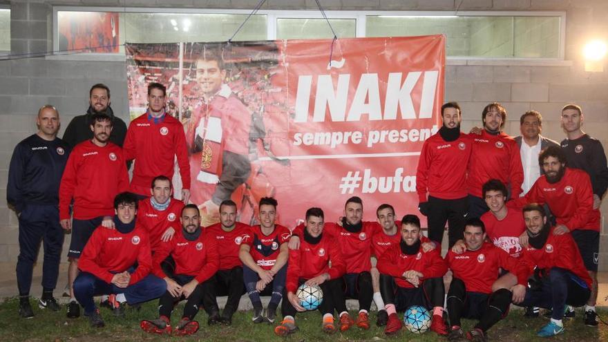 La plantilla del Club de Futbol Empuriabrava-Castelló, en el darrer entrenament, amb la pancarta en record del Búfal que sempre pengen.